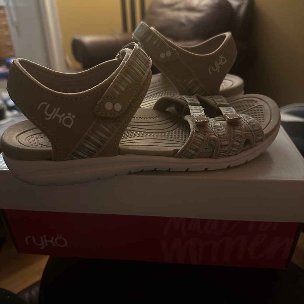 Like new Ryka Savannah style sandals 7.5M